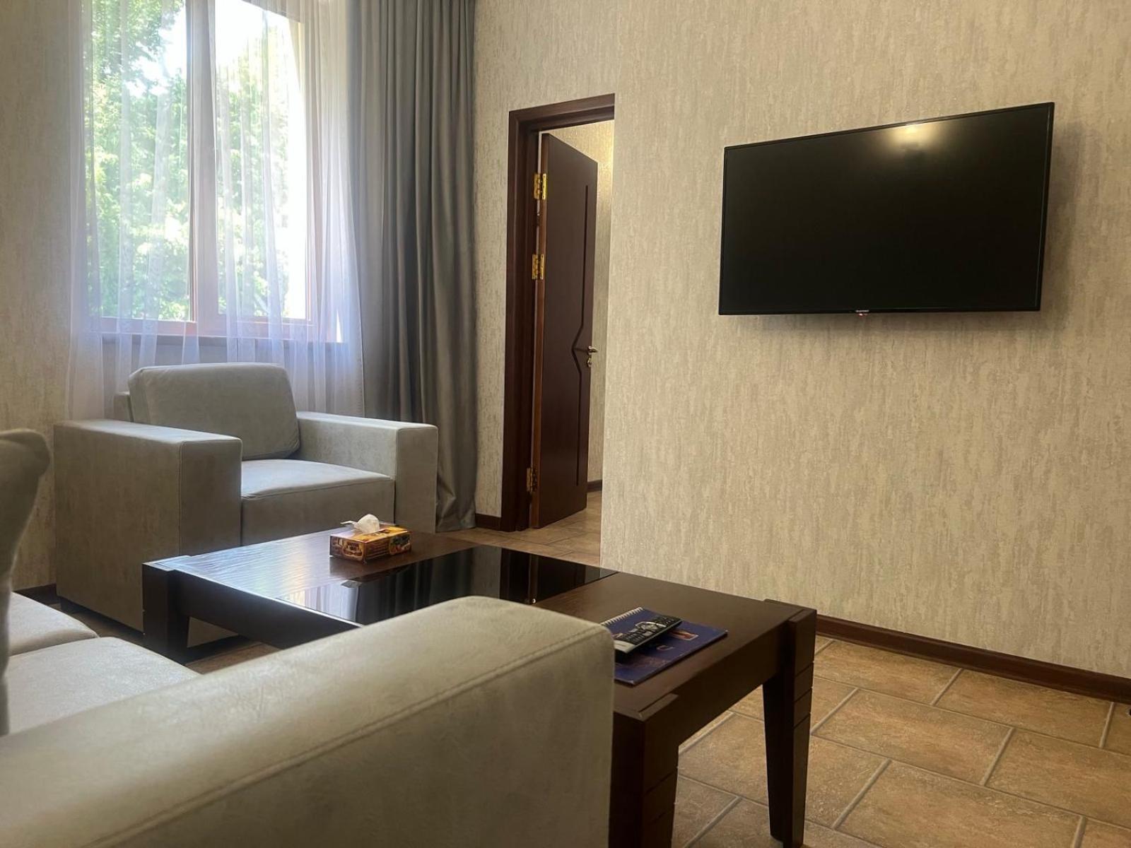 Park Avenue Hotel Jerevan Buitenkant foto