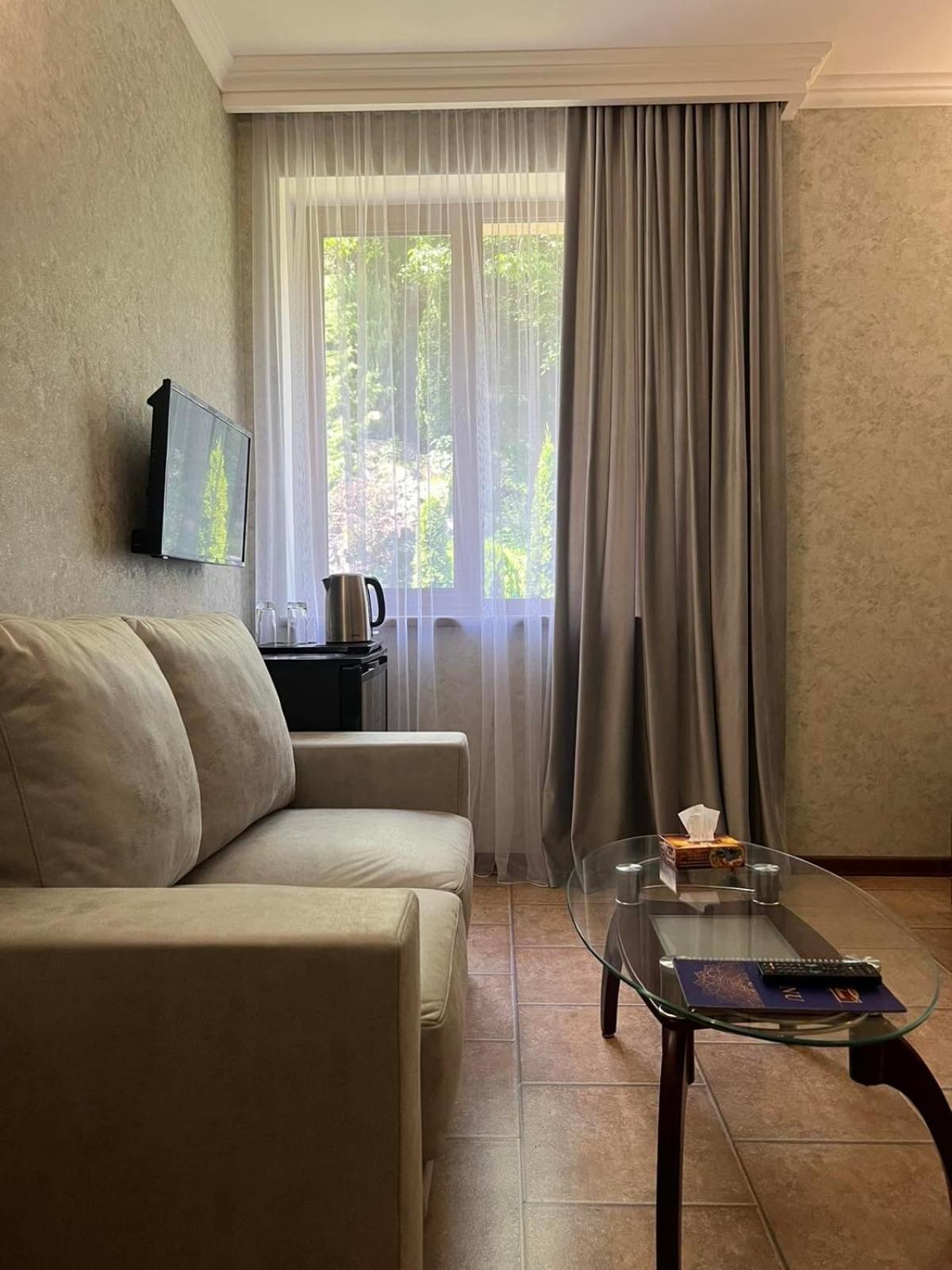 Park Avenue Hotel Jerevan Buitenkant foto