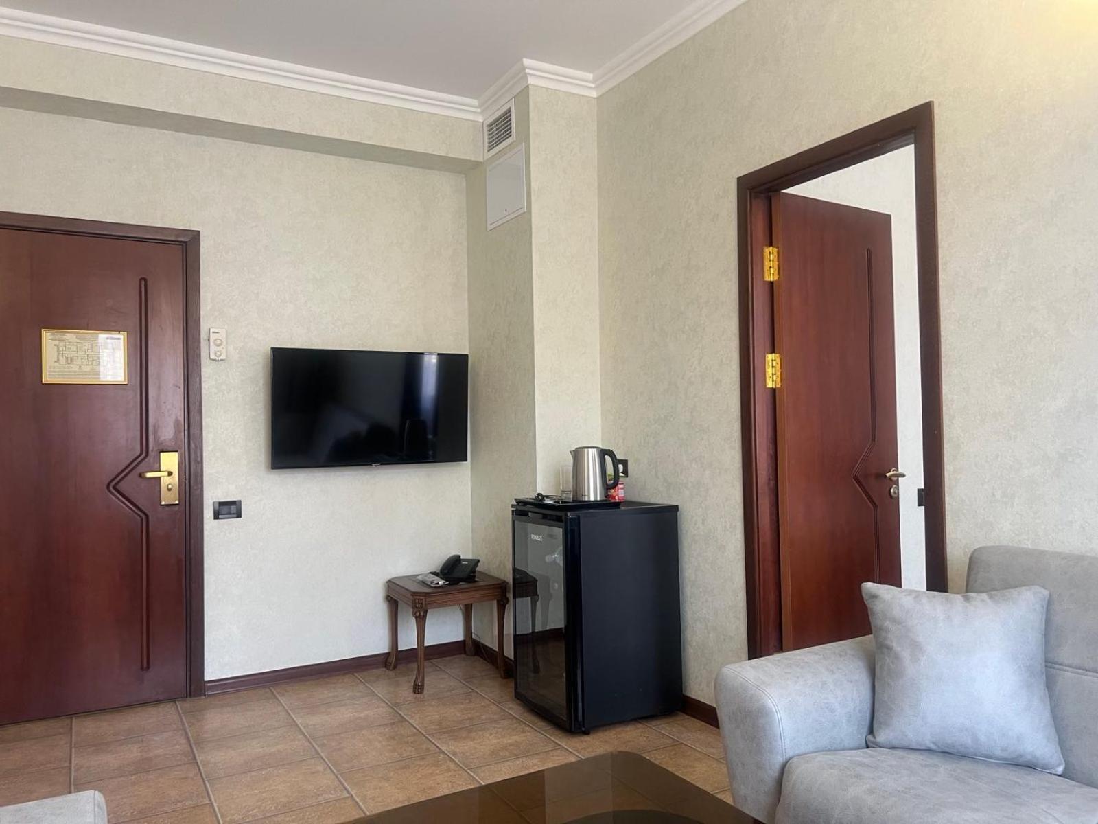 Park Avenue Hotel Jerevan Buitenkant foto