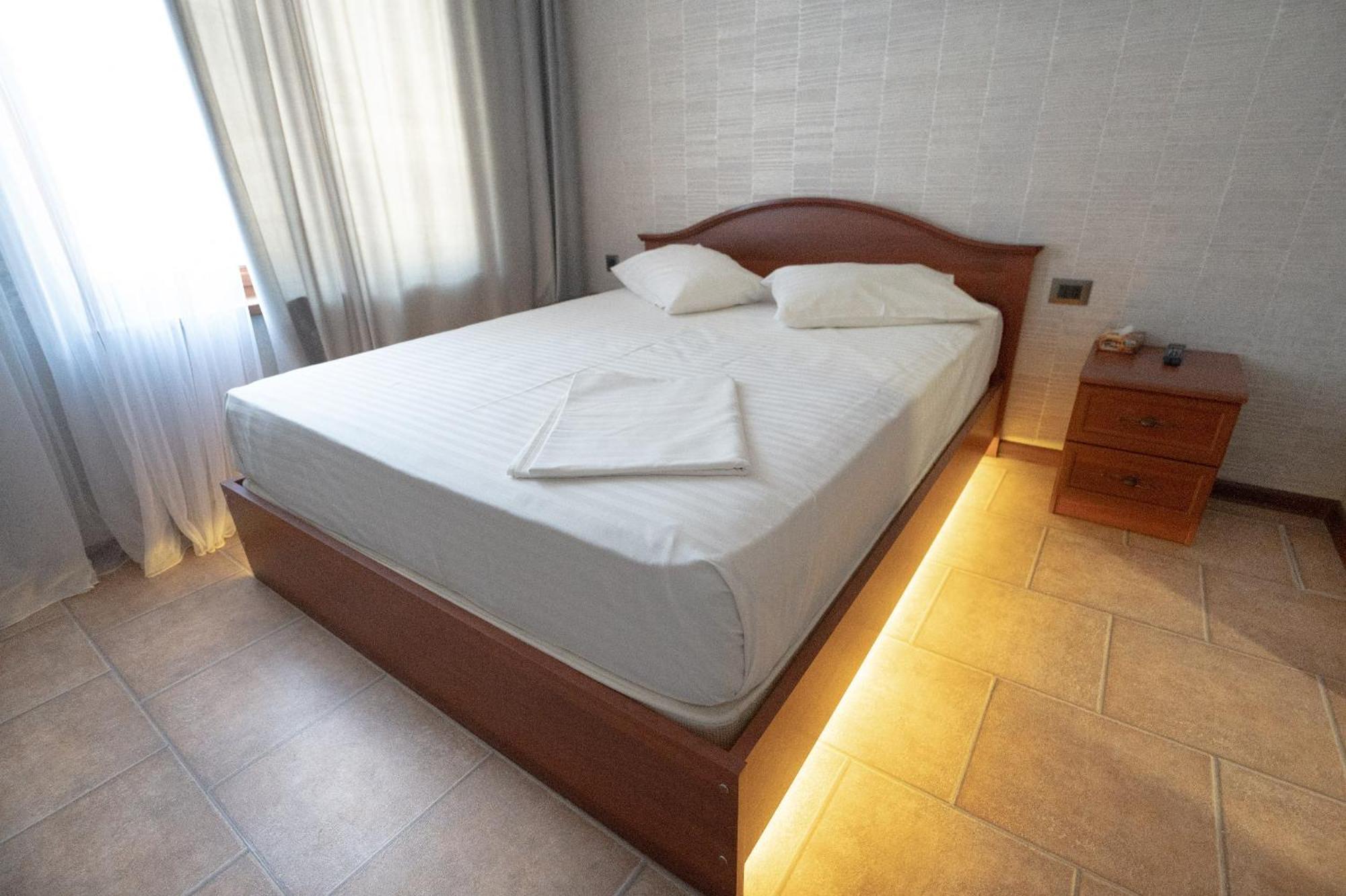 Park Avenue Hotel Jerevan Buitenkant foto