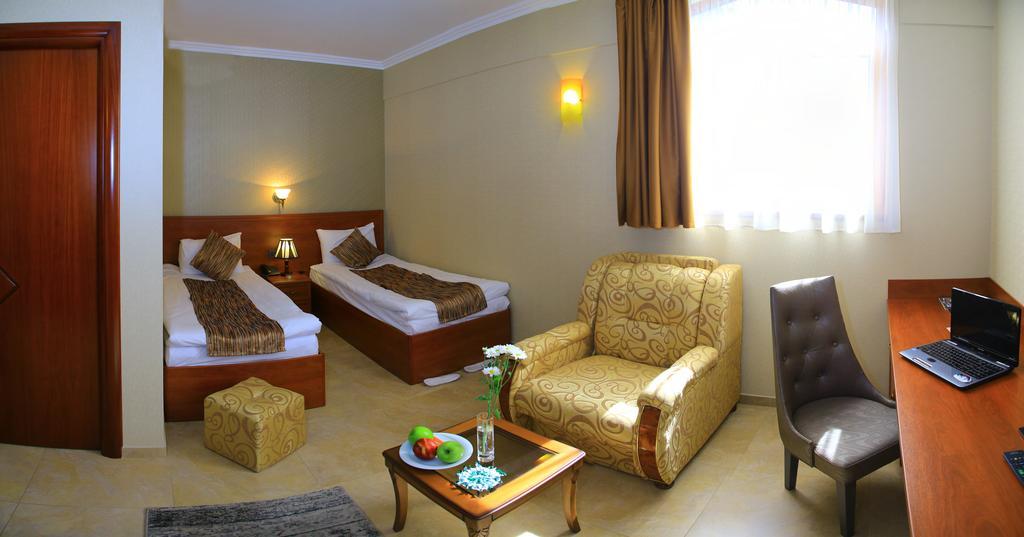 Park Avenue Hotel Jerevan Buitenkant foto